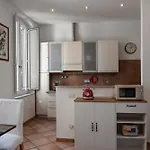 Nyaraló La Bohemien, Nel Quartiere Trieste
